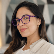 Mujer usando lentes de lectura Colibri Púrpura con filtro azul - Buhu Eyewear