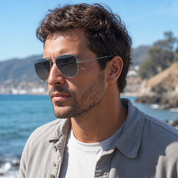 Hombre usando lentes de sol Oxford Gris/Negro con protección UV400 - Buhu Eyewear