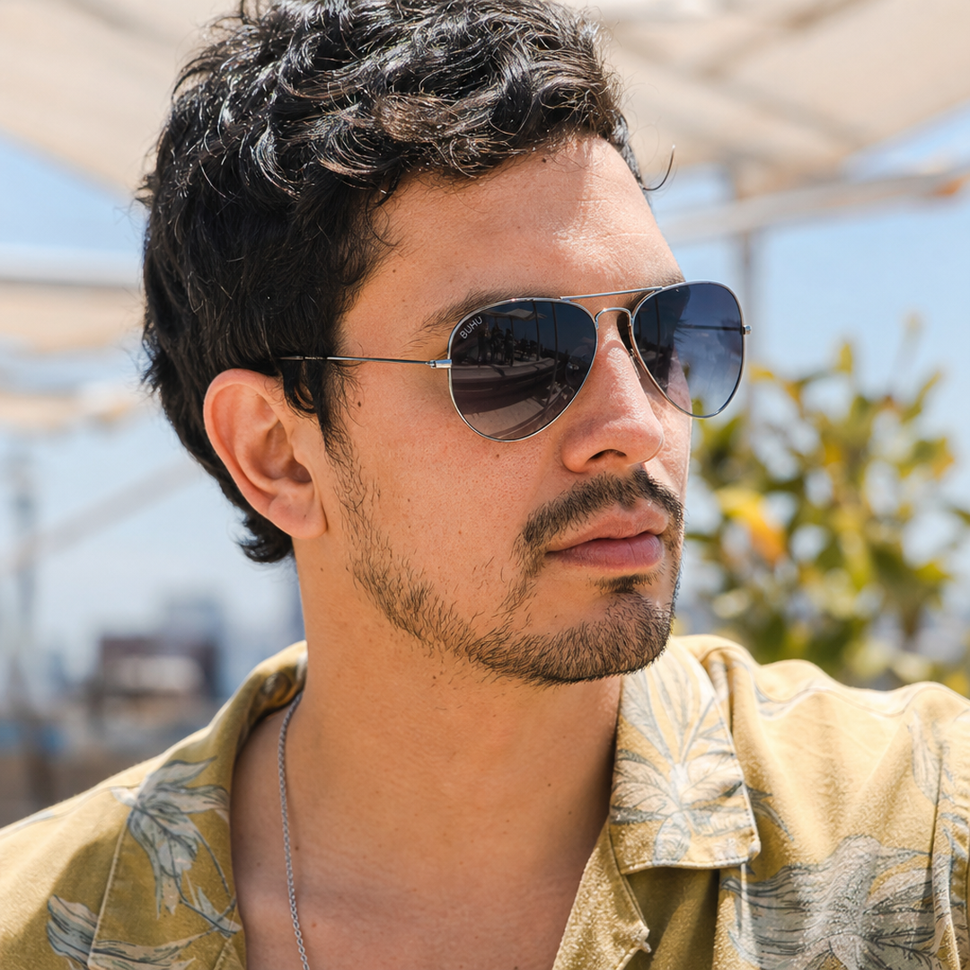 Hombre usando lentes de sol Oxford Gris/Negro con protección UV400 - Buhu Eyewear