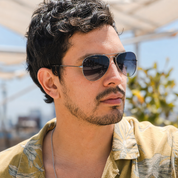 Hombre usando lentes de sol Oxford Gris/Negro con protección UV400 - Buhu Eyewear