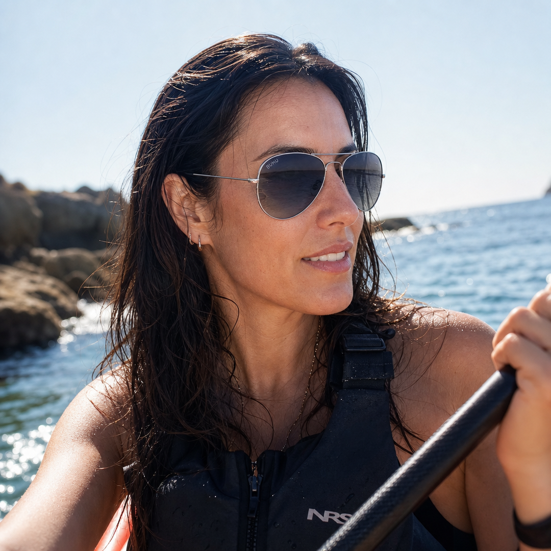 Mujer usando lentes de sol Oxford Gris/Negro con protección UV400 - Buhu Eyewear