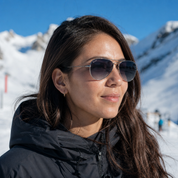 Mujer usando lentes de sol Oxford Gris/Negro con protección UV400 - Buhu Eyewear