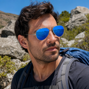 Hombre usando lentes de sol Oxford Gris con protección UV400 - Buhu Eyewear