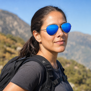 Mujer usando lentes de sol Oxford Gris con protección UV400 - Buhu Eyewear