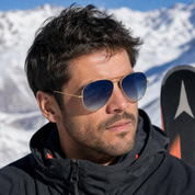 Hombre usando lentes de sol Oxford Dorado/Azul con protección UV400 - Buhu Eyewear