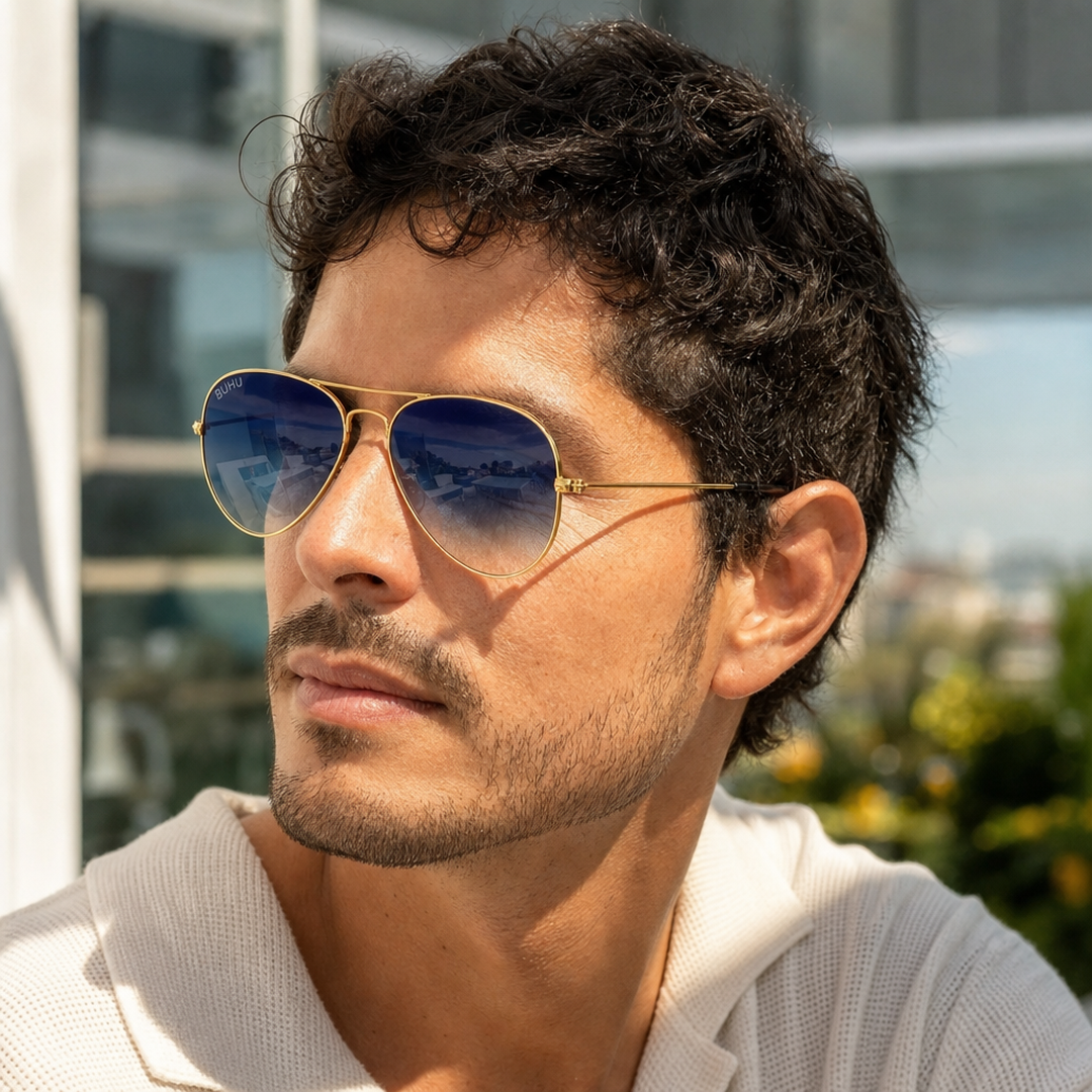 Hombre usando lentes de sol Oxford Dorado/Azul con protección UV400 - Buhu Eyewear