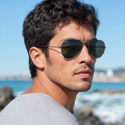 Hombre usando lentes de sol Oxford Gris/G15 con protección UV400 - Buhu Eyewear