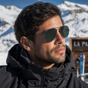 Hombre usando lentes de sol Oxford Gris/G15 con protección UV400 - Buhu Eyewear