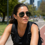 Mujer usando lentes de sol Oxford Gris/G15 con protección UV400 - Buhu Eyewear