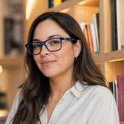 Mujer usando lentes de lectura Tucan Azul con filtro azul - Buhu Eyewear