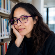 Mujer usando lentes de lectura Tucan Púrpura con filtro azul - Buhu Eyewear