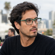 Hombre usando lentes de lectura Tucan Verde con filtro azul - Buhu Eyewear