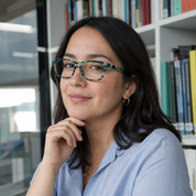 Mujer usando lentes de lectura Tucan Verde con filtro azul - Buhu Eyewear