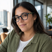 Mujer usando lentes de lectura Manglar Negro con filtro azul - Buhu Eyewear