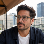 Hombre usando lentes de lectura Manglar Olivo con filtro azul - Buhu Eyewear
