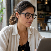 Mujer usando marco óptico Quinteros Carey con filtro azul - Buhu Eyewear