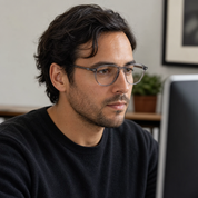 Hombre usando marco óptico Quinteros Gris con filtro azul - Buhu Eyewear