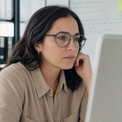 Mujer usando marco óptico Quinteros Gris con filtro azul - Buhu Eyewear