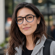 Mujer usando marco óptico Quinteros Azul con filtro azul - Buhu Eyewear