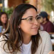 Mujer usando marco óptico Olmue Marrón con filtro azul - Buhu Eyewear