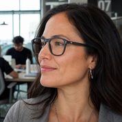 Mujer usando marco óptico Olmue Gris con filtro azul - Buhu Eyewear