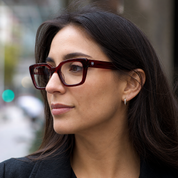 Mujer usando marco óptico Natales Rojo con filtro azul - Buhu Eyewear