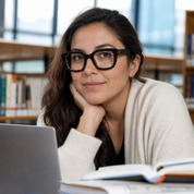Mujer usando marco óptico Natales Carey con filtro azul - Buhu Eyewear