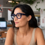 Mujer usando marco óptico Natales Púrpura con filtro azul - Buhu Eyewear