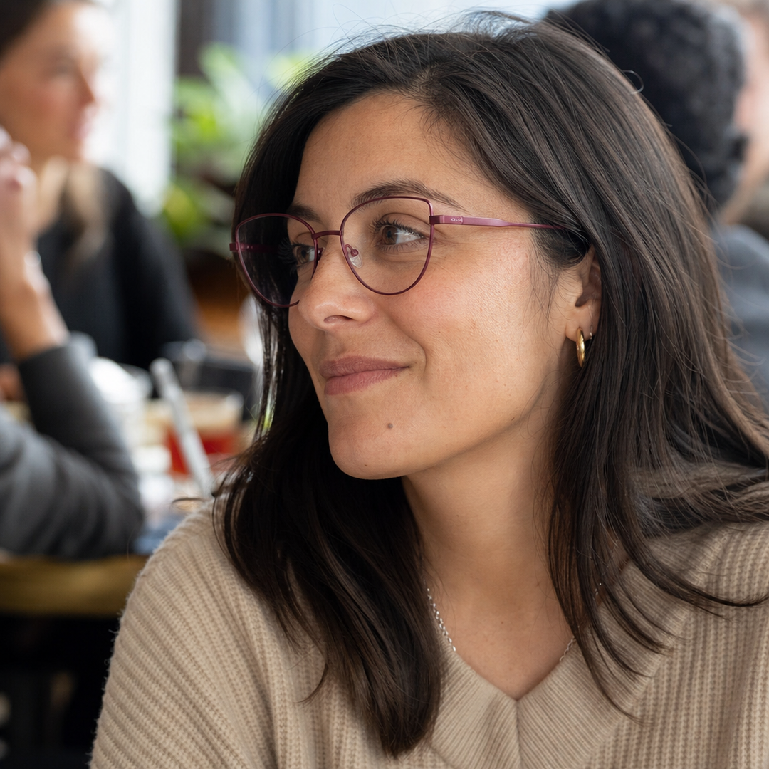 Mujer usando marco óptico Córdoba Clip Rosa con filtro azul - Buhu Eyewear