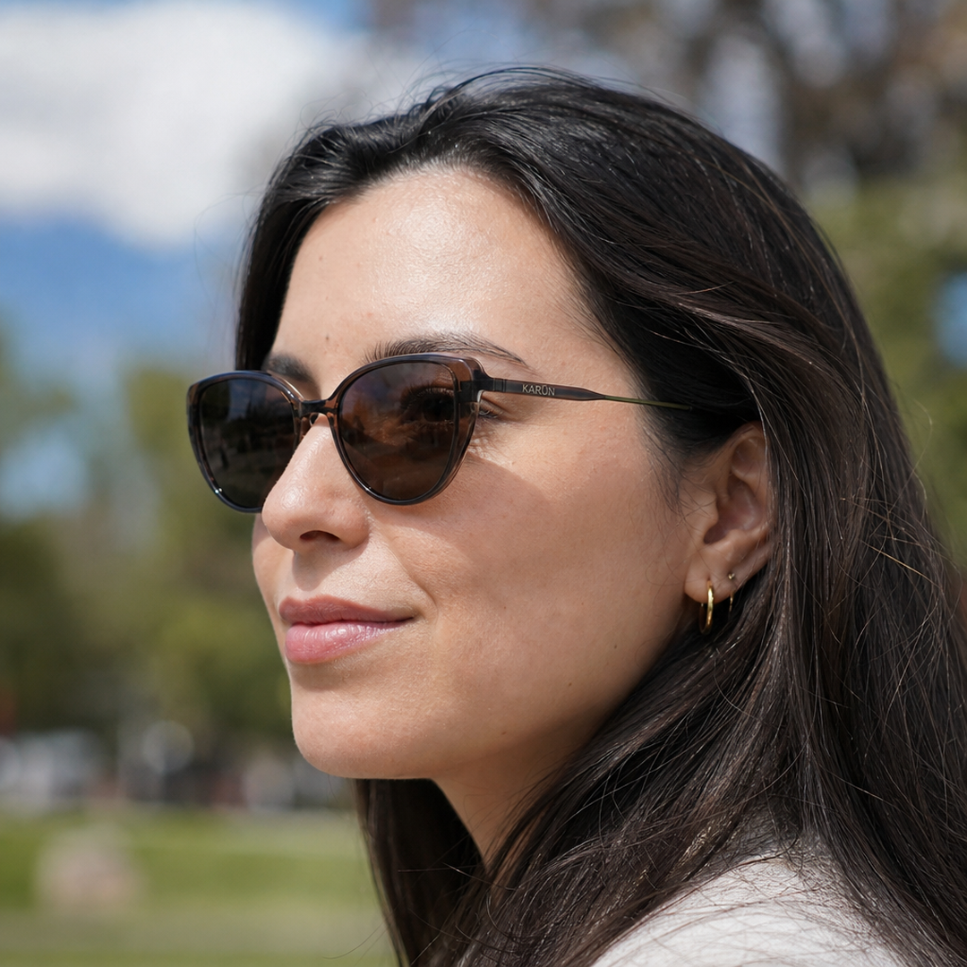 Mujer usando marco óptico Córdoba Clip Verde con filtro azul - Buhu Eyewear