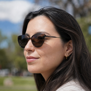 Mujer usando marco óptico Córdoba Clip Verde con filtro azul - Buhu Eyewear