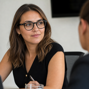 Mujer usando marco óptico Quintay Marrón con filtro azul - Buhu Eyewear