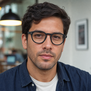 Hombre usando marco óptico Caburga Negro con filtro azul - Buhu Eyewear