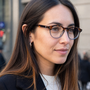 Mujer usando marco óptico Caburga Carey con filtro azul - Buhu Eyewear