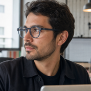 Hombre usando marco óptico Caburga Azul con filtro azul - Buhu Eyewear