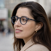 Mujer usando marco óptico Caburga Azul con filtro azul - Buhu Eyewear