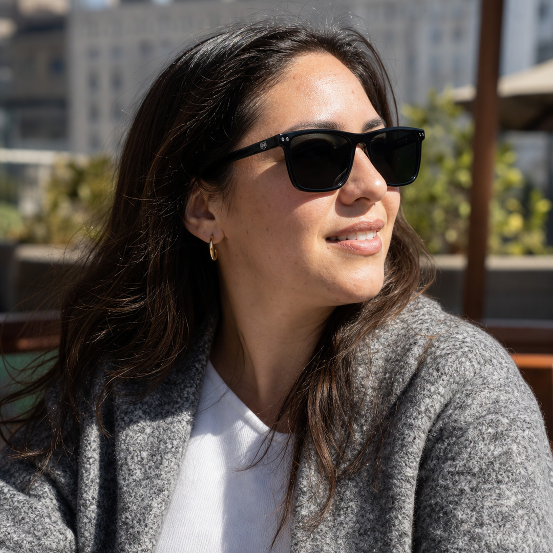 Mujer usando marco óptico Tongoy Clip Negro con filtro azul - Buhu Eyewear