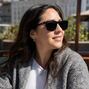 Mujer usando marco óptico Tongoy Clip Negro con filtro azul - Buhu Eyewear