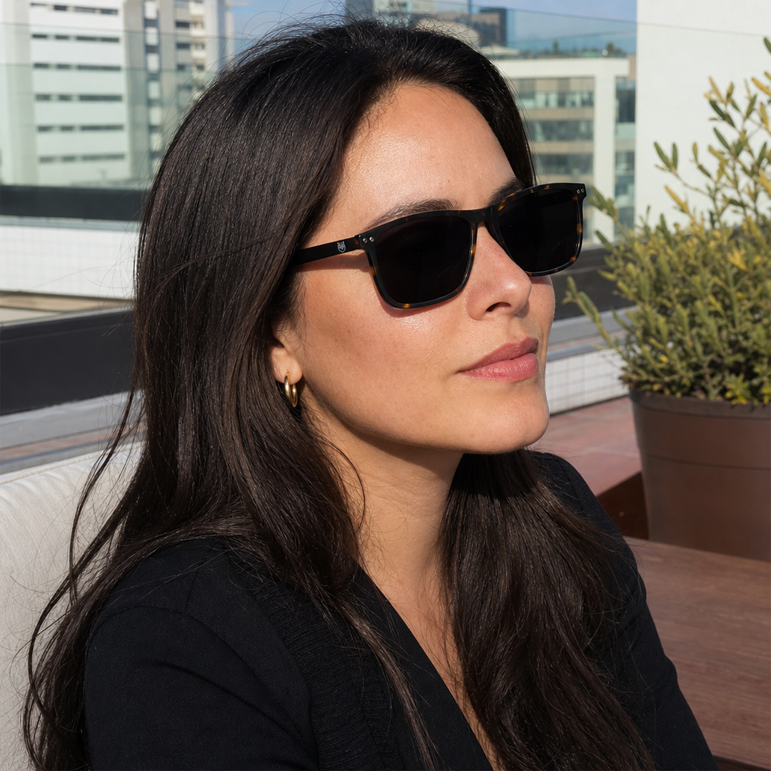 Mujer usando marco óptico Tongoy Clip Carey con filtro azul - Buhu Eyewear