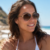 Mujer usando lentes de sol Ginebra Dorado con protección UV400 - Buhu Eyewear