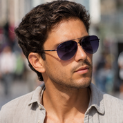 Hombre usando lentes de sol Ginebra Gris con protección UV400 - Buhu Eyewear