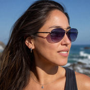 Mujer usando lentes de sol Ginebra Gris con protección UV400 - Buhu Eyewear