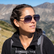 Mujer usando lentes de sol Ginebra Gris con protección UV400 - Buhu Eyewear