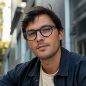 Hombre usando lentes de lectura Ceiba Negro con filtro azul - Buhu Eyewear
