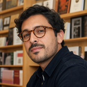 Hombre usando lentes de lectura Capuchino Beige con filtro azul - Buhu Eyewear
