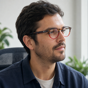 Hombre usando lentes de lectura Capuchino Rojo con filtro azul - Buhu Eyewear