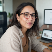 Mujer usando lentes de lectura Capuchino Rojo con filtro azul - Buhu Eyewear