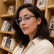 Mujer usando lentes de lectura Quetzal Azul con filtro azul - Buhu Eyewear