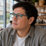 Hombre usando lentes de lectura Quetzal Verde con filtro azul - Buhu Eyewear