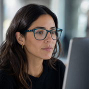 Mujer usando marco óptico Frutillar Azul con filtro azul - Buhu Eyewear